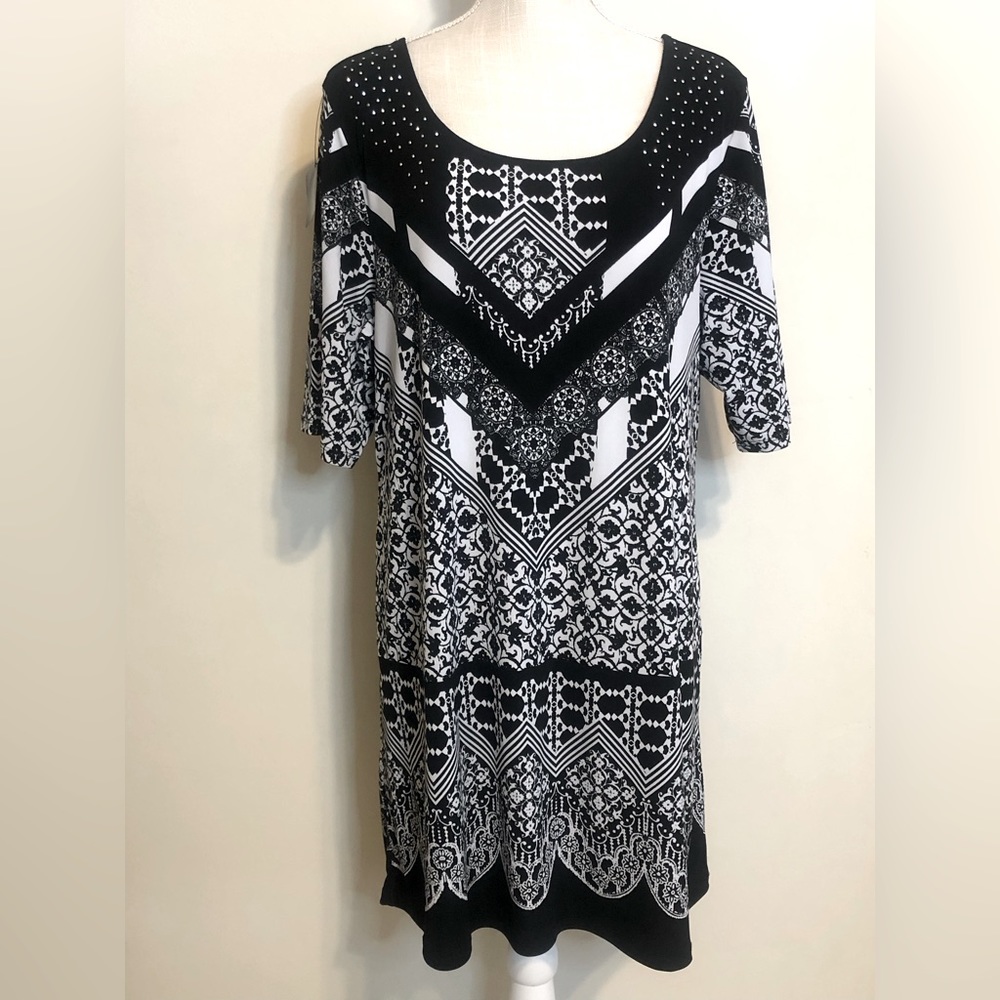 Beautiful black and white dress with some details on the front. Size XL 🤩